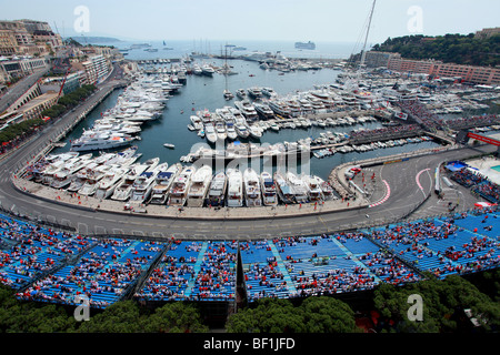 Panoramica di Monaco di formula uno stadio durante il Grand Prix di fronte al porto turistico Foto Stock