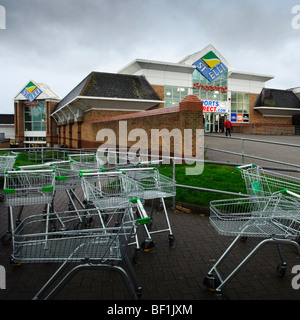 St Elli shopping centre e asda carrelli della spesa in Llanelli Town Center, Carmarthenshire west wales UK Foto Stock