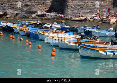 Le barche nel porto, Vernazza, Cinque Terre Liguria, Italia Foto Stock