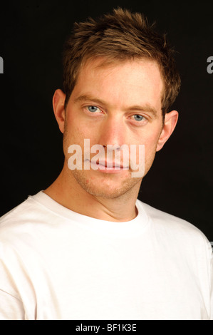 Ritratto in studio di 30 anno qualcosa di vecchio blu-eyed inglese British uomo indossare una t-shirt bianco Foto Stock