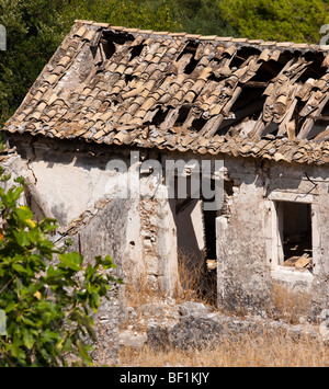 1953 terremoto danneggiato abbandonato città fantasma edificio in Drakopoulata villlage Kefalonia in Grecia Foto Stock