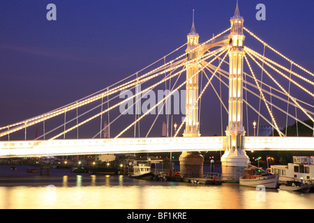 Il fiume Tamigi e Albert Bridge dopo il tramonto Londra Inghilterra Foto Stock