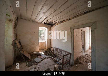 1953 terremoto danneggiato abbandonato città fantasma edificio in Drakopoulata villlage Kefalonia in Grecia Foto Stock