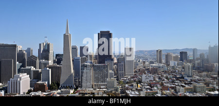 Un panorama del quartiere finanziario del centro cittadino di San Francisco, centrato sulla strada di Montgomery e la Piramide Transamerica Foto Stock