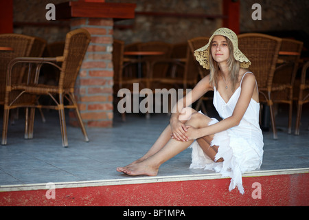 Giovane donna in attesa in un bar Foto Stock