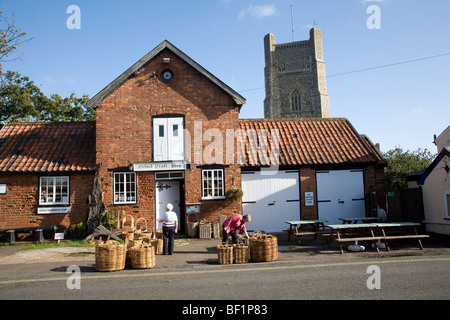 Cestini di vimini e al di fuori di negozi di artigianato, Orford, Suffolk, Inghilterra Foto Stock