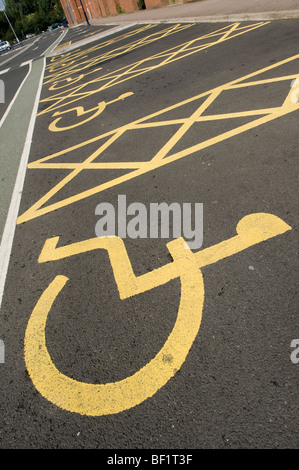 Parcheggio auto riservato ai piloti disabili in un parcheggio in Inghilterra. Foto Stock