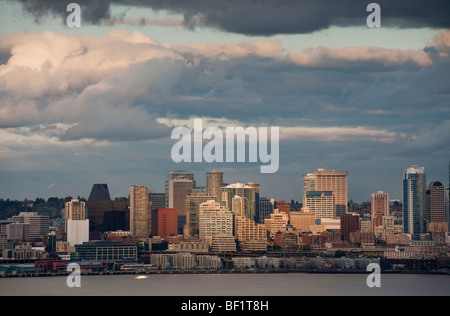 Un tramonto spettacolare vista del Seattle, Washington skyline di Puget Sound e della Baia di Elliott waterfront. Foto Stock