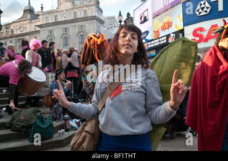 Recuperare l'amore Valentines Party a Piccadilly Circus celebra l amore contro il consumismo. Fairy dancing Foto Stock