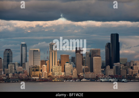 Un tramonto spettacolare vista del Seattle, Washington skyline di Puget Sound e della Baia di Elliott waterfront. Foto Stock