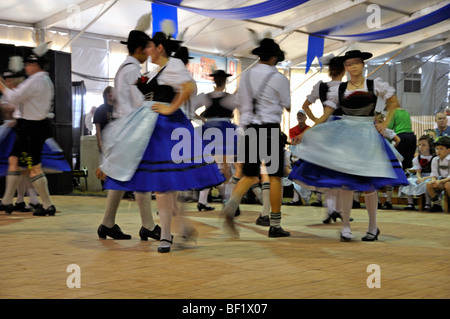 Il tedesco balli folcloristici durante l'Oktoberfest in Addison, Texas, Stati Uniti d'America Foto Stock