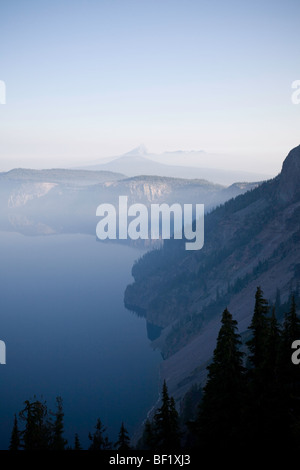 Vista del Monte Theilsen lungo il Rim Drive - Parco nazionale di Crater Lake Oregon Foto Stock