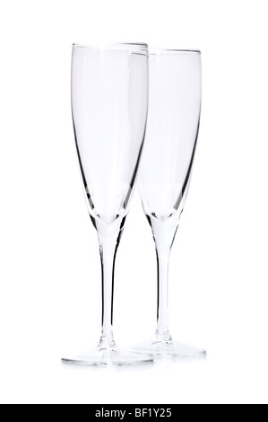 Due champagne vuota flauti isolati su sfondo bianco Foto Stock