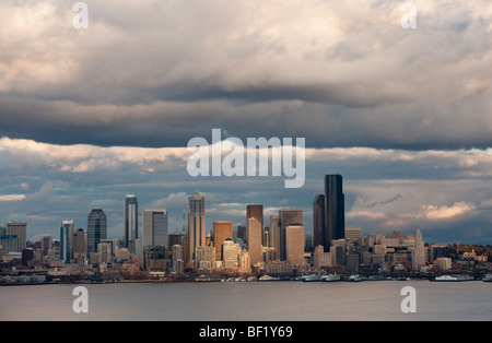 Un tramonto spettacolare vista del Seattle, Washington skyline di Puget Sound e della Baia di Elliott waterfront. Foto Stock