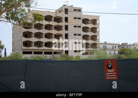 Varosha zona proibita con hotel abbandonato nel 1974 a causa della invasione turca famagusta repubblica turca di Cipro del nord Foto Stock