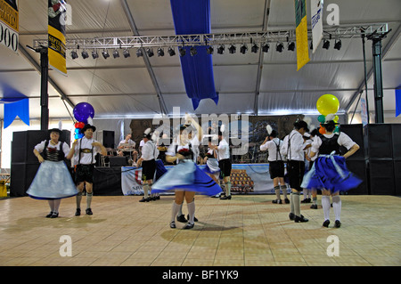 Il tedesco balli folcloristici durante l'Oktoberfest in Addison, Texas, Stati Uniti d'America Foto Stock