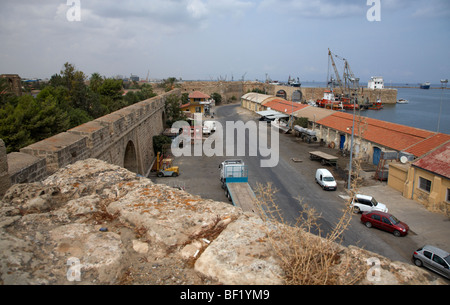 Mura della città vecchia che guarda al porto di Famagosta repubblica turca di Cipro del nord della Repubblica turca di Cipro del nord Foto Stock