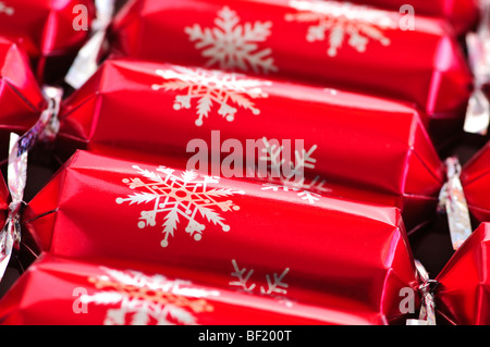 Primo piano di molti rossi Christmas Cracker in una riga Foto Stock