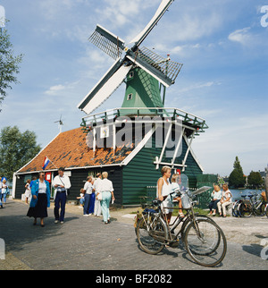 Turistico con biciclette a Zaanse Schans, Holland, Paesi Bassi Foto Stock