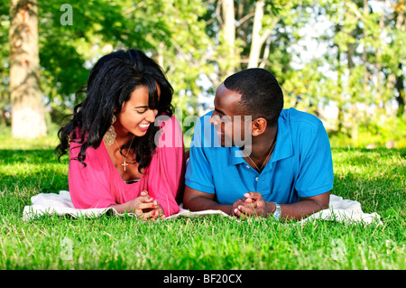 Giovane coppia romantica godendo di giorno di estate in posizione di parcheggio Foto Stock