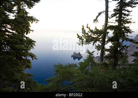 Vista del Phantom Ship dalla tacca di Sun. Nebbia di mattina oscura il cerchio e la linea di orizzonte - Parco nazionale di Crater Lake Oregon Foto Stock