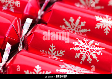 Primo piano di molti rossi Christmas Cracker in una riga Foto Stock