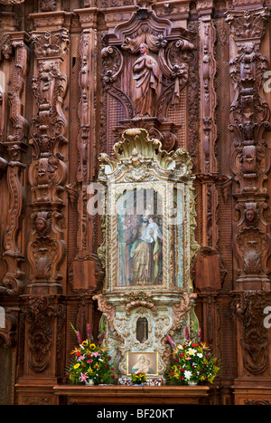 In legno intagliato altare della chiesa in Parroquia de Nuestra Senora de los Dolores, nella città di dolores hidalgo, Guanajuato, Messico. Foto Stock