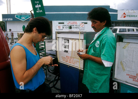 I messicani, uomo messicano e acquisto di gas, pagando per gas, gas station attendant, gas pompa, pompa del combustibile, Pemex gas station, Cancun, Messico Foto Stock