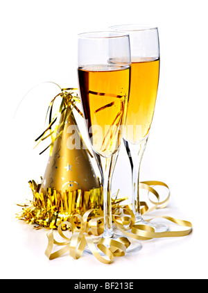 Completa di due flauti champagne con party hat e nastro isolati su sfondo bianco Foto Stock