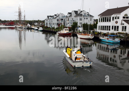 Barca da pesca nel fiume mistico Harbour, mistica, CT, Stati Uniti d'America Foto Stock