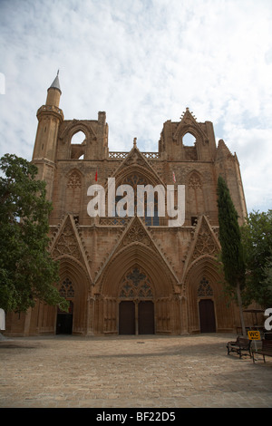 Esterno di lala Mustafa Pasha moschea ex st nicolas poi saint sophia cattedrale nella città vecchia di Famagosta Foto Stock