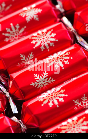 Primo piano di molti rossi Christmas Cracker in una riga Foto Stock