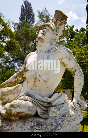 Statua di Achille nel giardino di Palazzo Achilleio, Corfu (Corfù), Grecia Foto Stock