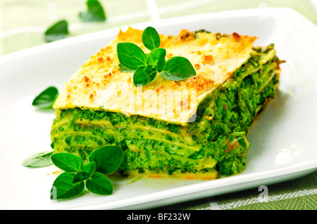 Servire fresca di forno vegetariano lasagne spinaci su una piastra Foto Stock