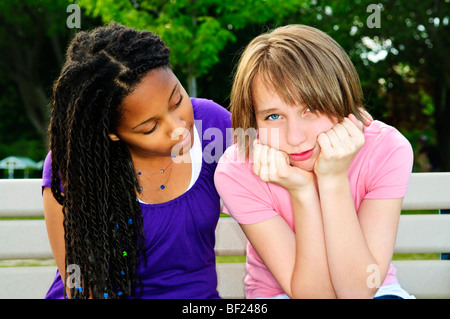 Ragazza adolescente consolante il suo triste sconvolto amico Foto Stock