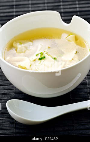 Zuppa wonton in bianco ciotola con cucchiaio Foto Stock