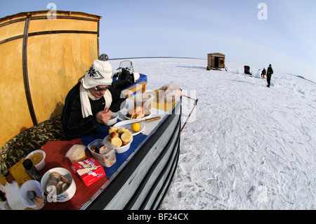 Il pranzo pretzel su icecamp, Mare Bianco, Russia Foto Stock