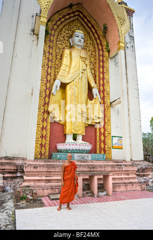 Monaco sotto il Big Buddha Staue con svastik, Bago, Yangoon, Myanmar. Foto Stock