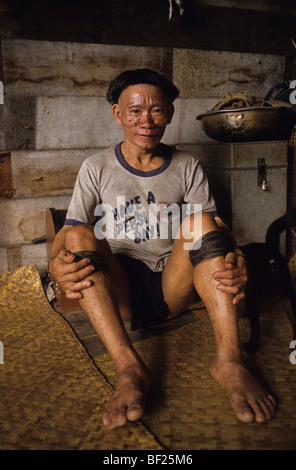 Penan sambuco con Pepsi T-shirt, casa lunga sulap home mats " hanno una Pepsi giorno' Foto Stock