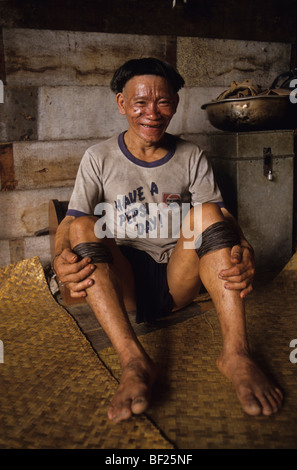 Penan sambuco con Pepsi T-shirt, casa lunga sulap home mats " hanno una Pepsi giorno' Foto Stock