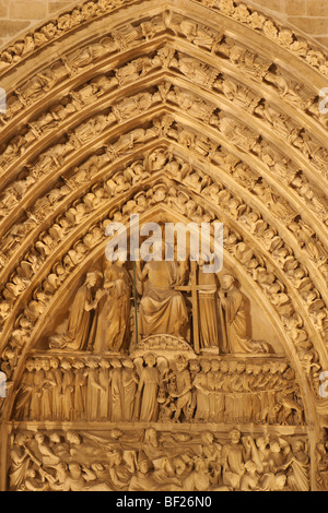 Portale principale della cattedrale di Notre Dame a Parigi di notte Foto Stock
