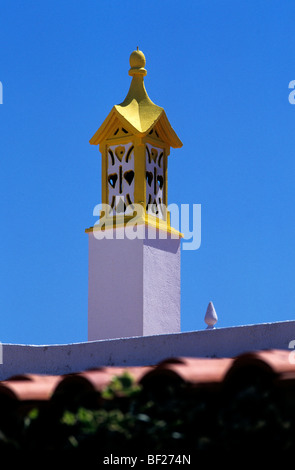 Un tradizionale Algarve camino, con il suo caratteristico stile moresco design lanterna Foto Stock