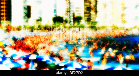 I turisti affollano Playa Playa de Levante di Benidorm, Costa Blanca, Spagna, durante il periodo di alta stagione Foto Stock