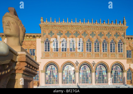 Vista esterna del Museo Ringling delle arti sotto il cielo blu, Sarasota, Florida, Stati Uniti d'America Foto Stock