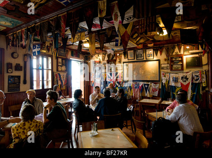 L'interno di Pietro Café Sport, un famoso ritrovo per i marinai e i marittimi, situato a Horta, sull'isola di Faial, Azzorre Foto Stock