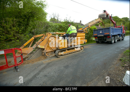 Acqua trincea principale scavato dalla macchina di scavo in Hampshire Inghilterra Foto Stock