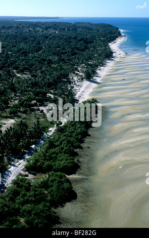 Una veduta aerea del Mozambico meridionale costiera nei pressi di Inhambane, nella provincia di Inhambane, Sud Africa Foto Stock