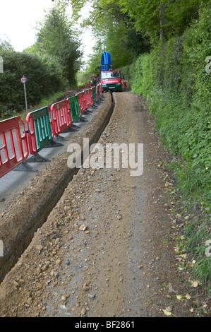 Acqua principali essendo prevista trincea scavata dalla macchina di scavo in Hampshire Inghilterra Foto Stock