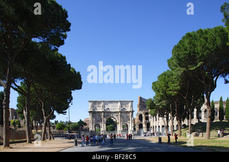 I turisti di fronte all'Arco di Costantino sotto il cielo blu, Roma, Italia, Europa Foto Stock