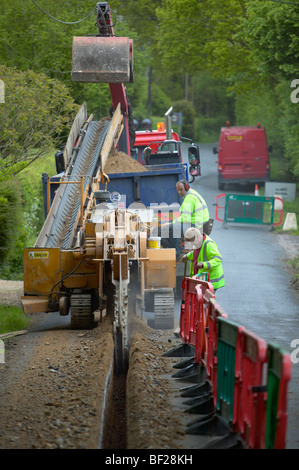 Acqua trincea principale scavato dalla macchina di scavo in Hampshire Inghilterra Foto Stock